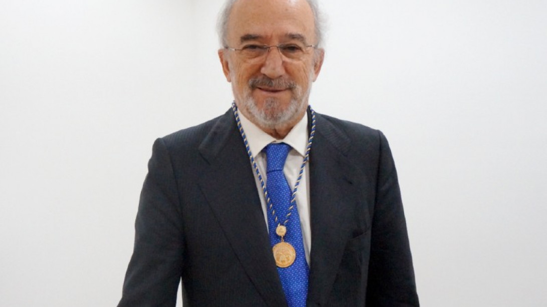 Santiago Muñoz Machado con la venera, medalla honorífica de la ANL (foto: ANL)