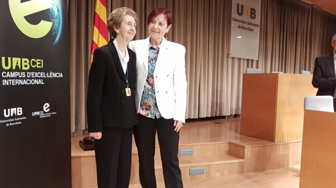 Margarita Salas junto a la rectora de la UAB, Margarita Arboix. Foto: Rebeca Escolano.