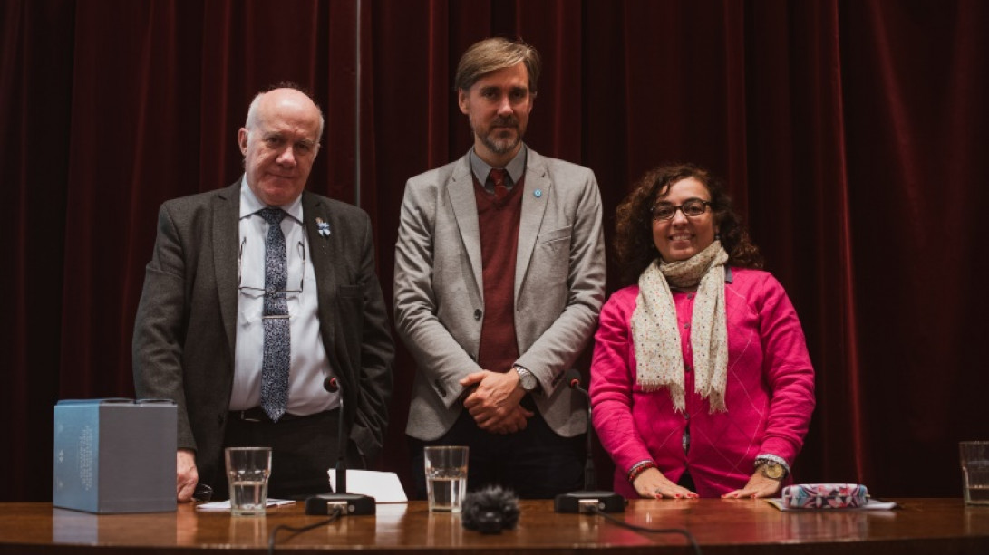 El vicepresidente de la Academia Argentina José Luis Moure (izq.) junto a Santiago Kalinowski y Antonia Osés. 