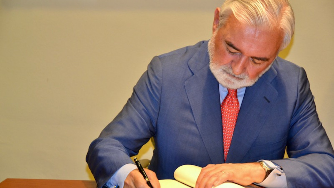 Darío Villanueva ha firmado en el libro de honor del IEC.