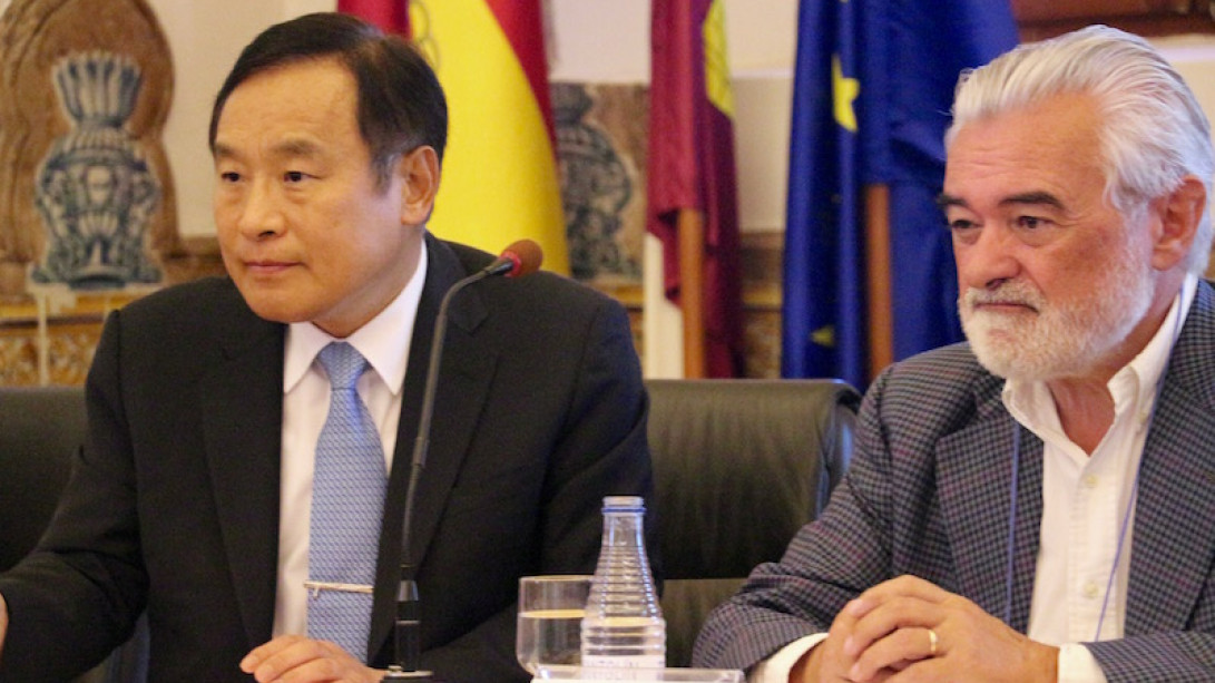 Darío Villanueva con Hee-Kwon Park, embajador de la República de Corea en España.