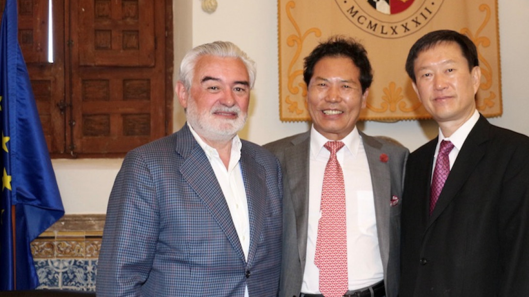Darío Villanueva, Yong-Tae Min y Hyosang Lim tras la conferencia inaugural.