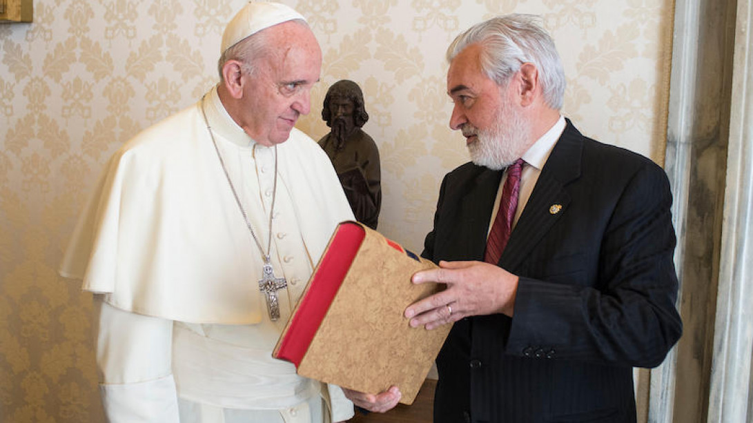 El director de la RAE entrega el facsímil del «Diccionario de autoridades». Foto: Servicio Fotográfico Vaticano.