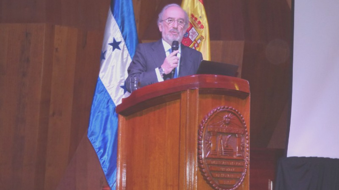 Conferencia del director de la RAE en la Universidad Nacional de Honduras (foto: AHL)