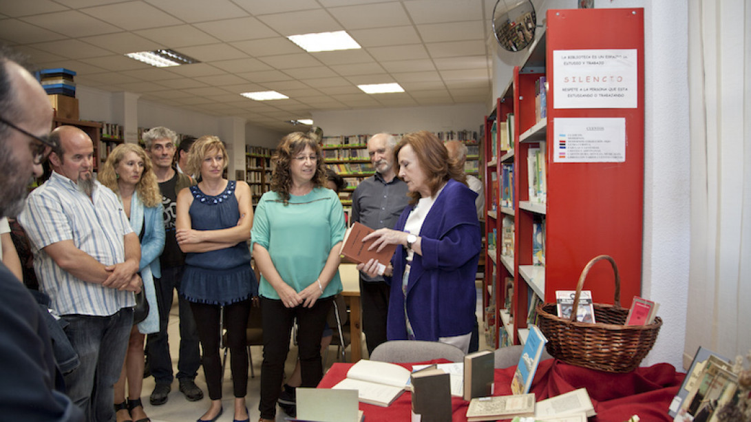 Aurora Egido con el personal de la biblioteca. Foto: Fotogenia, Molina de Aragón.
