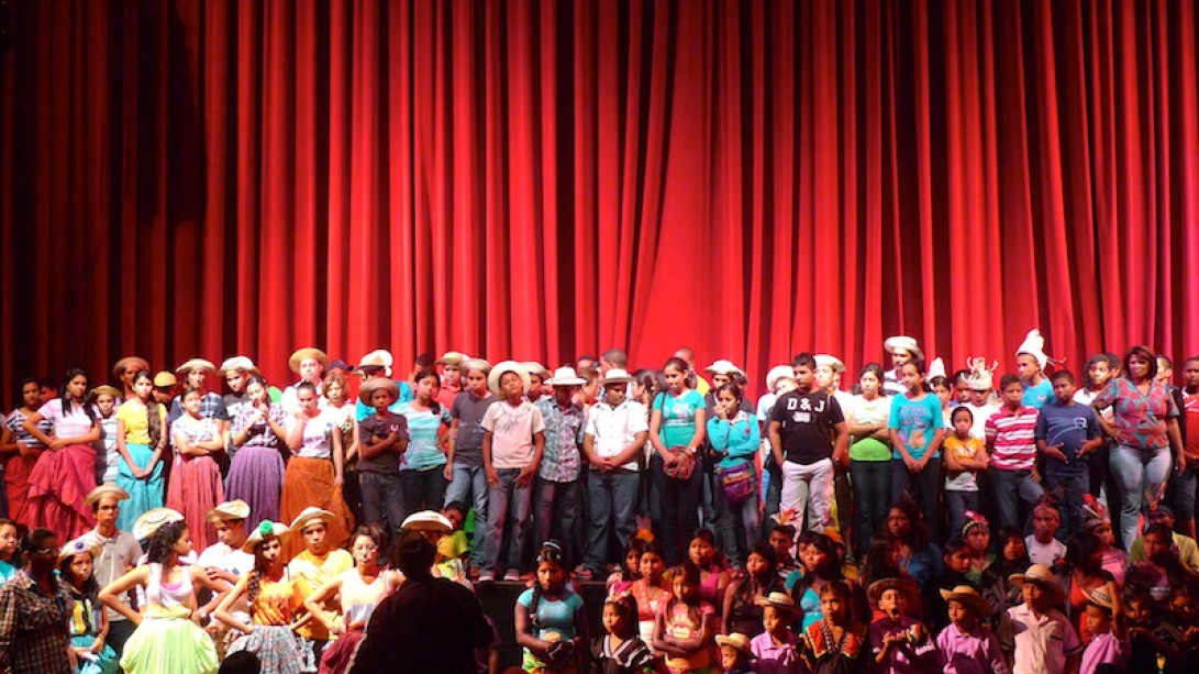 Ensayo de jóvenes panameños en el Teatro Anayansi.