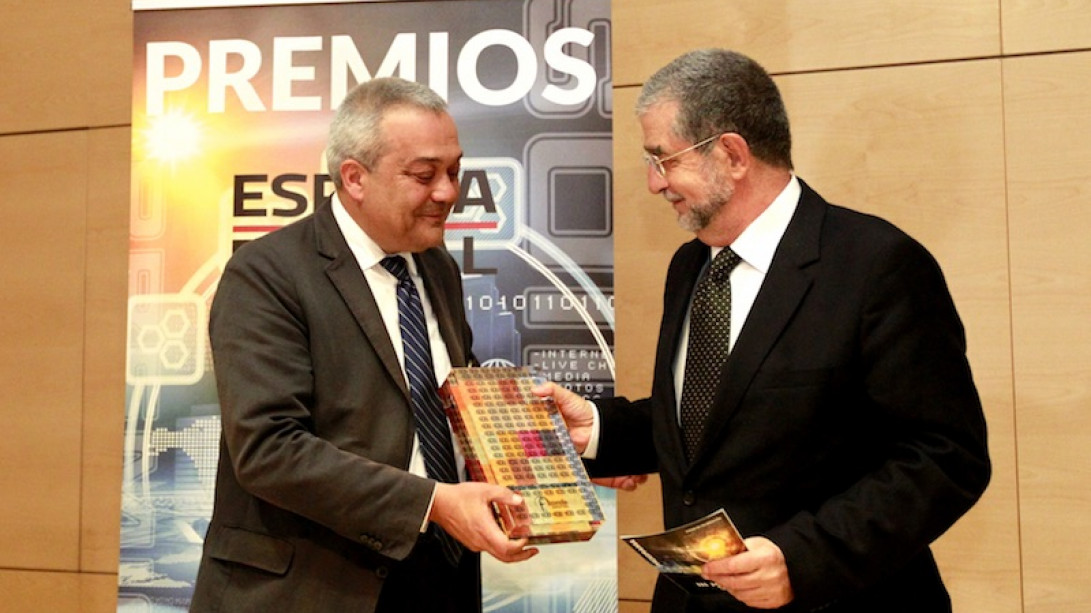 José Antonio Pascual (derecha) recibe el premio de manos de Víctor Calvo-Sotelo.