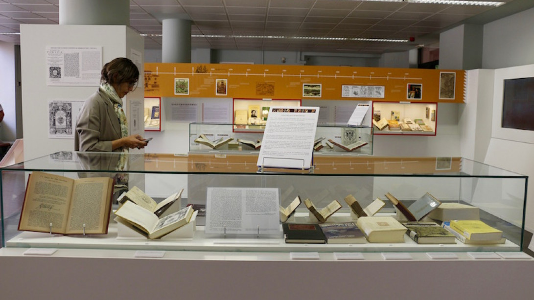 La exposición reúne distintas ediciones de la obra del Inca.
