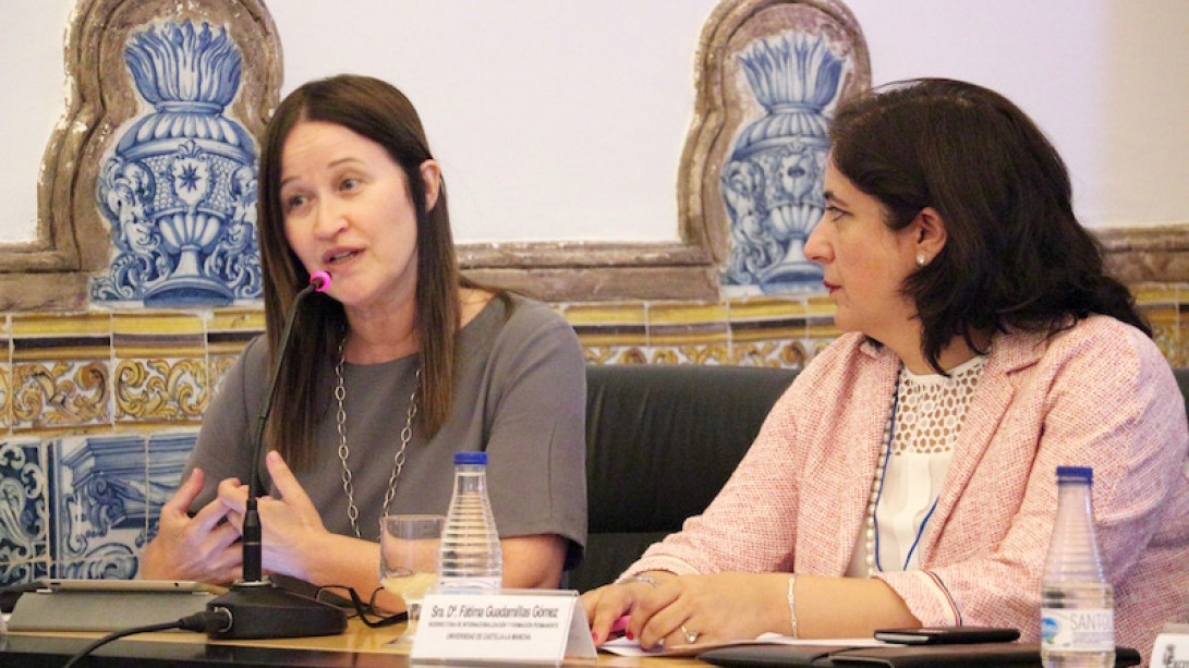 Fátima Guadamillas, vicerrectora de la UCLM, y Carmen Pardo, subdirectora académica del Instituto Cervantes.