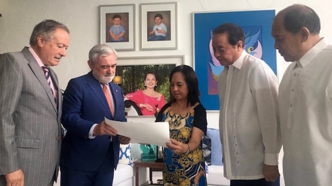 El director de la RAE con la expresidenta de Filipinas, Gloria Macapagal-Arroyo.