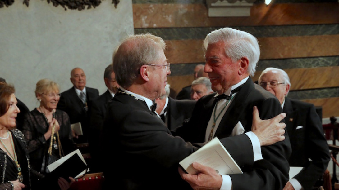 Vargas Llosa felicita a Félix de Azúa tras el ingreso.