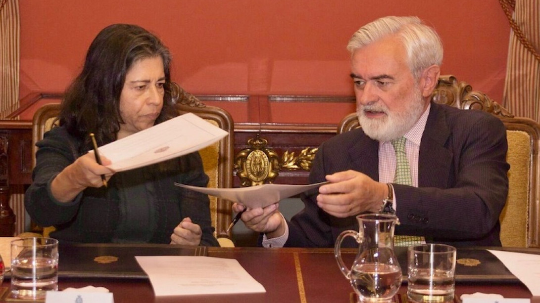 Carmen Millán y Darío Villanueva durante la firma del convenio.