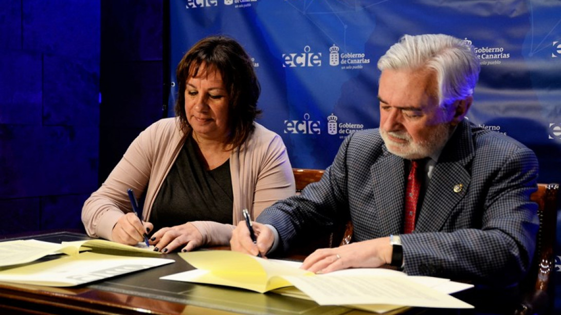 Soledad Monzón y Darío Villanueva firman el convenio de colaboración.