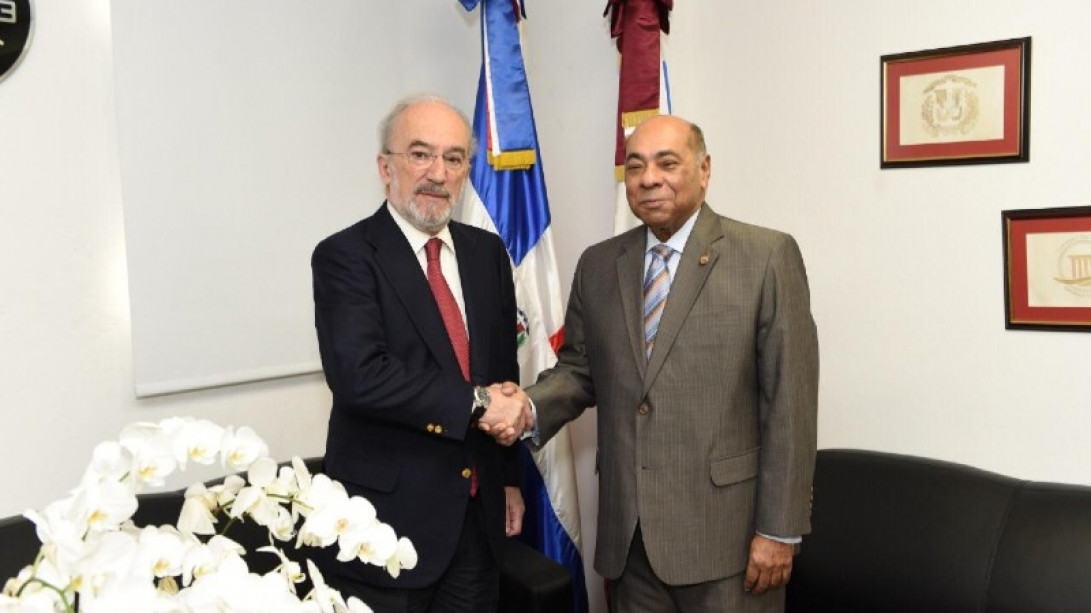 Muñoz Machado, recibido por el magistrado presidente del Tribunal Constitucional, Milton Ray Guevara (foto: Academia Dominicana de la Lengua)
