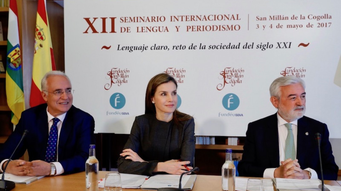 La reina Letizia en la sesión inaugural, junto al presidente de La Rioja y el director de la RAE. © Casa de S. M. el Rey