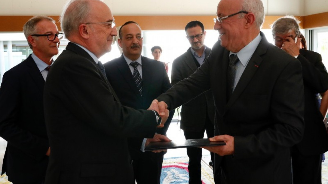 El director de la RAE entrega la credencial de académico correspondiente a Hossain Bouzineb. Foto: Casa de S. M. el Rey.
