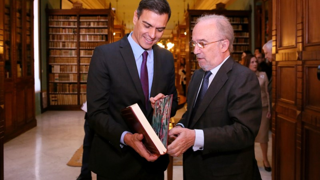 Pedro Sánchez recibe la edición facsimilar del «Quijote de Ibarra».