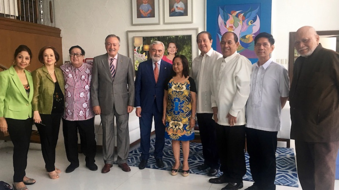 Darío Villanueva y la junta directiva de la Academia Filipina con la expresidenta Gloria Macapagal-Arroyo