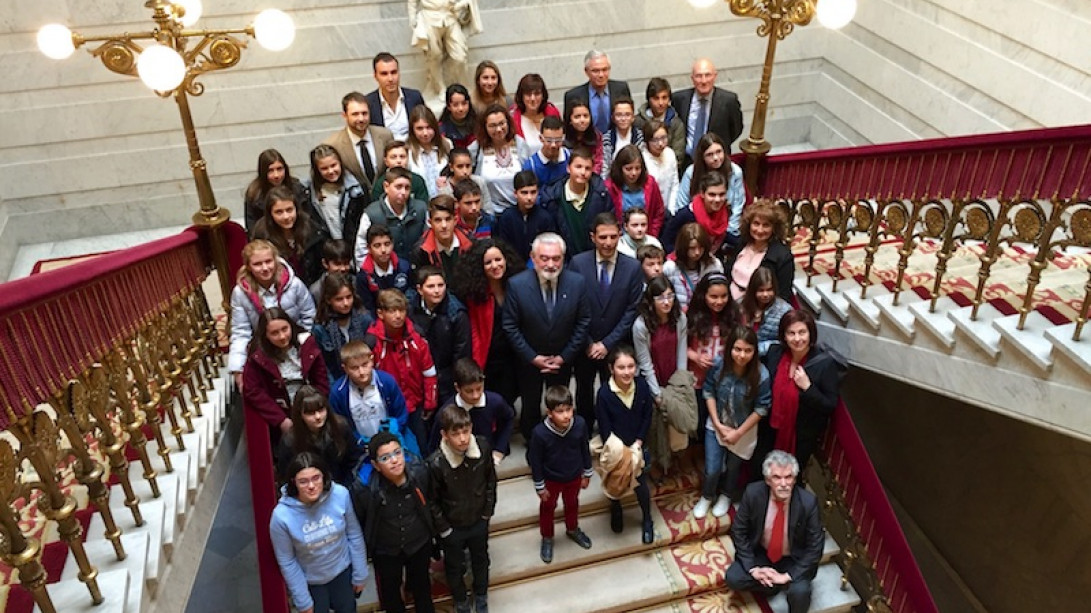 El director de la RAE y el alcalde de Alcalá de Henares con los estudiantes.