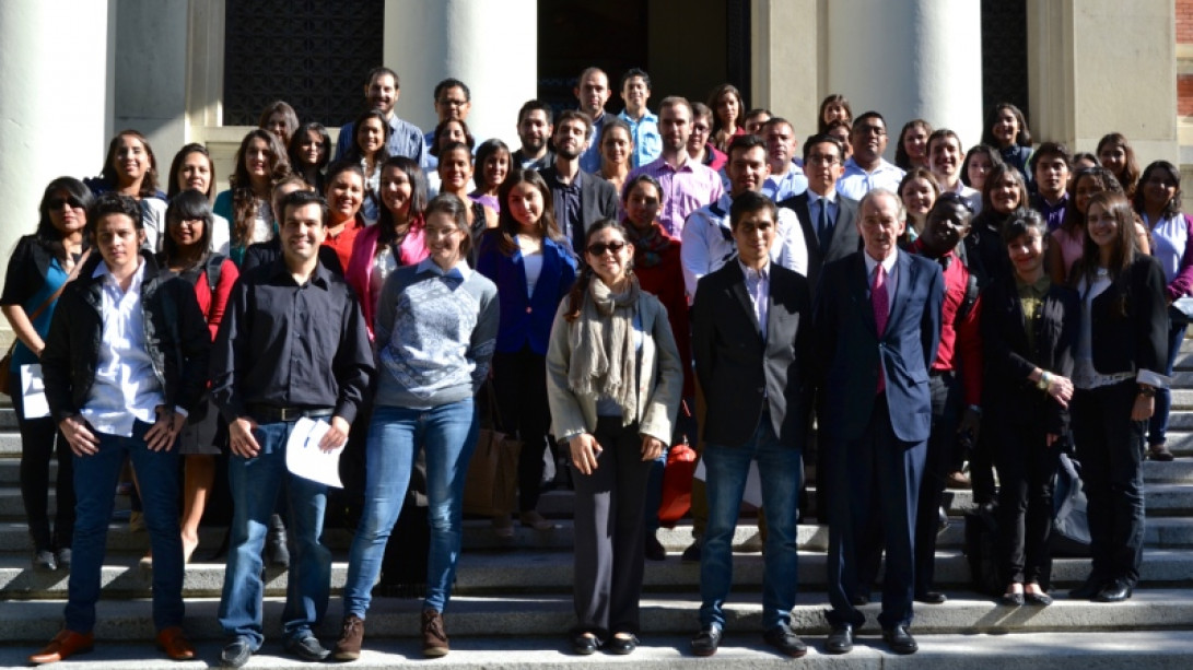 Los becarios de la Fundación Carolina visitan la sede de la Real Academia Española.