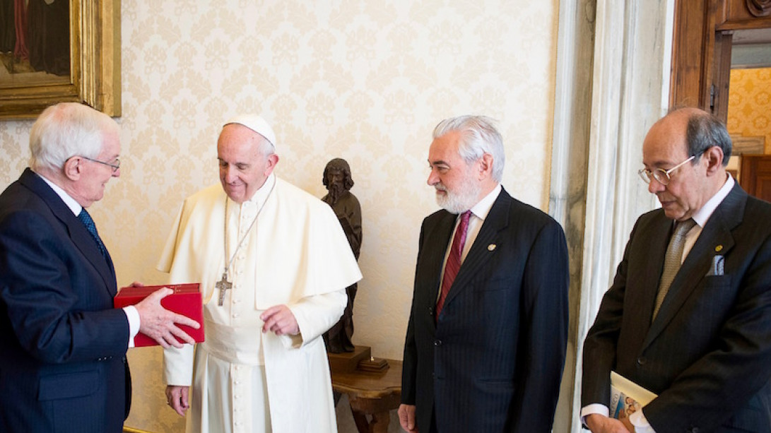 Víctor García de la Concha entrega los tomos del «Quijote» al papa Francisco. Foto: Servicio Fotográfico Vaticano.