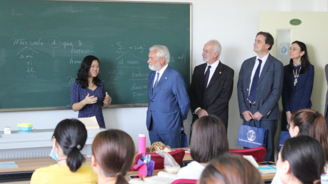 Darío Villanueva, acompañado de la delegación de la RAE, visita las clases de español en la SISU.
