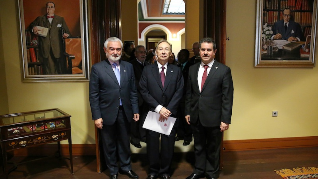 En la biblioteca de ASALE. De izquierda a derecha: Darío Villanueva, Humberto López Morales y Francisco Javier Pérez.