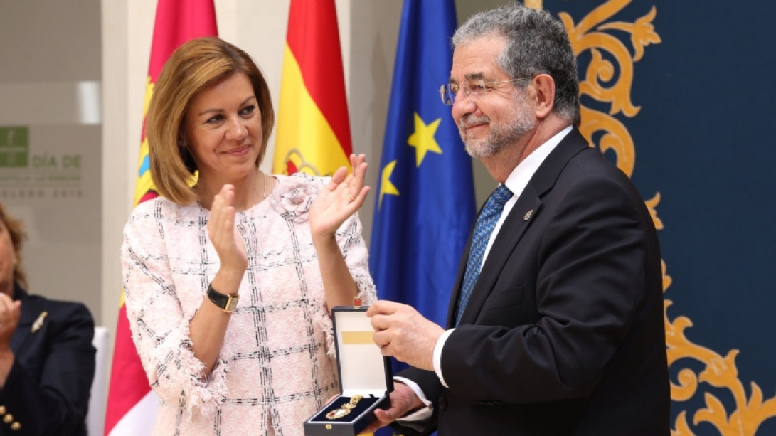 José Antonio Pascual, vicedirector de la RAE, recibe la Medalla de Oro de Castilla-La Mancha, en nombre de la corporación. Foto: Gobierno de Castilla-La Mancha. 