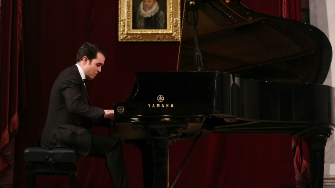 El pianista Alberto Menjón durante su concierto de piano. Foto: Marta Jara.