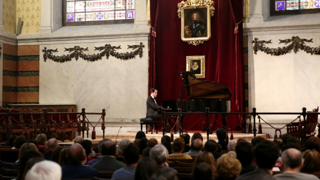 El recital de piano se celebró en el salón de actos. Foto: Marta Jara.
