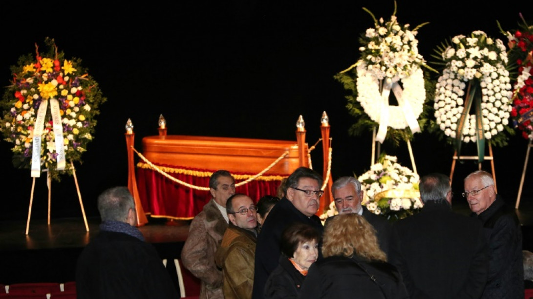 Darío Villanueva y Víctor García de la Concha expresan sus condolencias a la familia de Francisco Nieva.