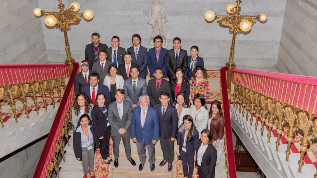 Foto de familia de los Jóvenes Líderes Iberoamericanos en la RAE.