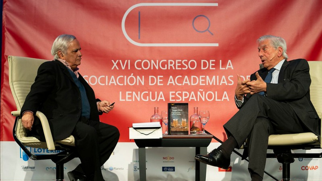 Juan Cruz y Mario Vargas Llosa (foto: RAE)