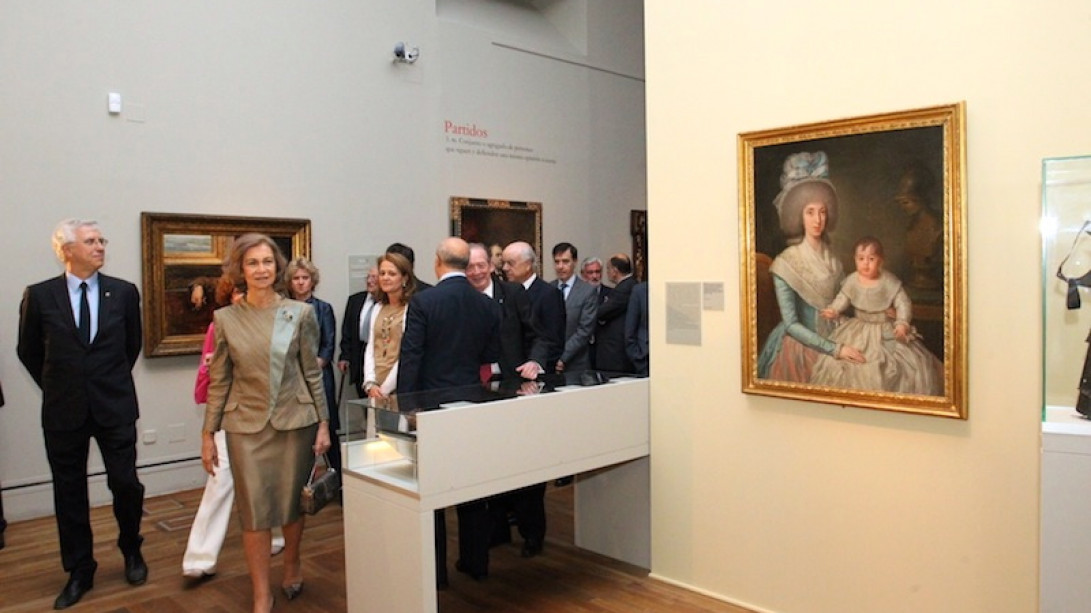 La reina durante su visita a la exposición del tricentenario.