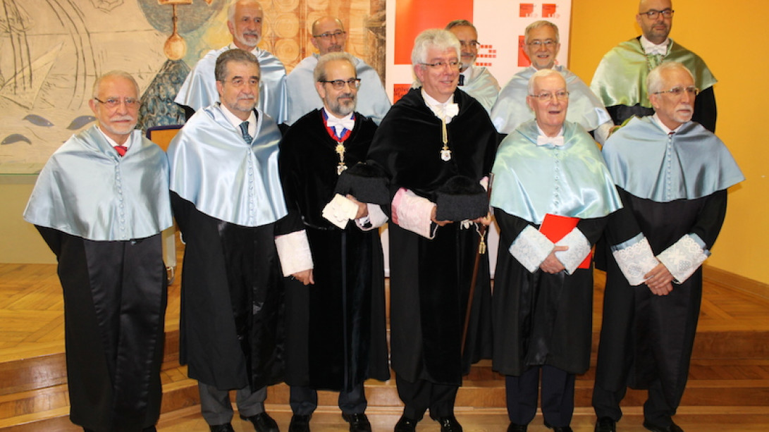 Los académicos galardonados con el rector de la Universidad de León.