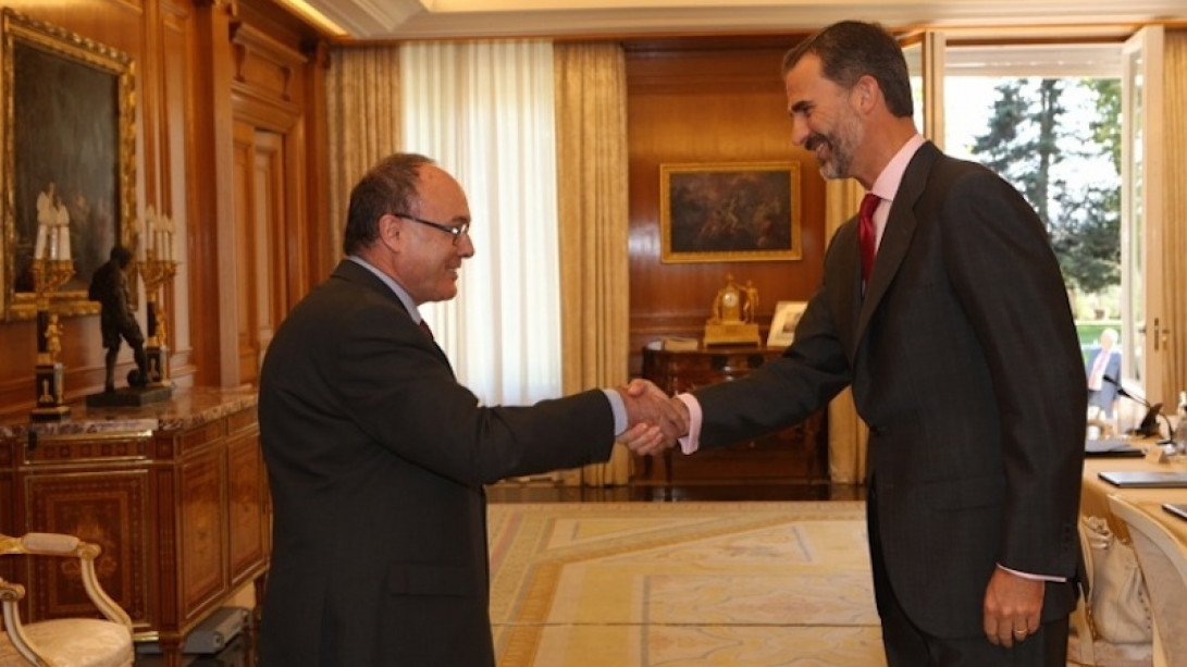 Don Felipe recibe el saludo del presidente de la Fundación, Luis María Linde. © Casa de S. M. el Rey