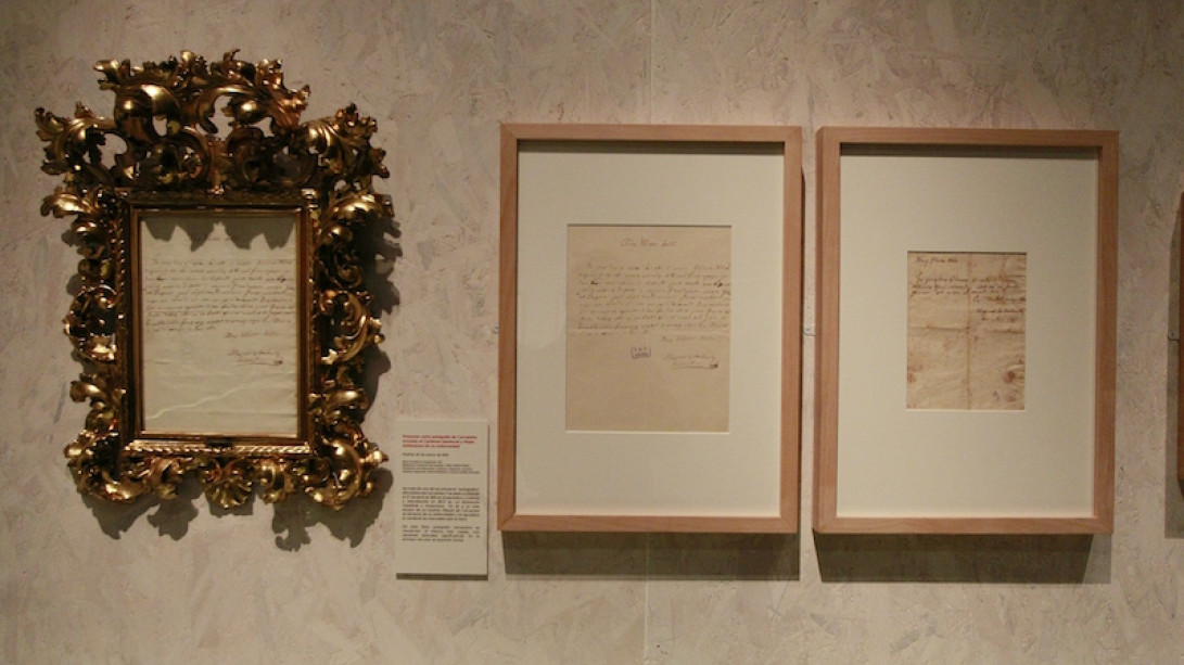Algunos manuscritos atribuidos a Cervantes, entre ellos (izquierda), uno conservado en la RAE.