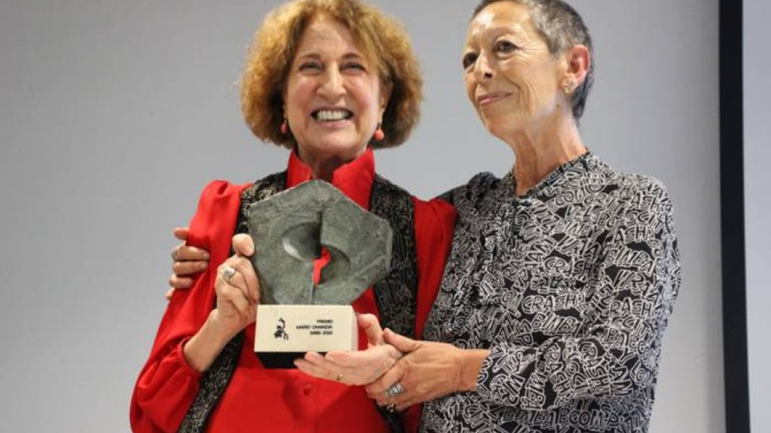 Carmen Iglesias recibiendo el galardón (Foto: Fundación Mario Onaindía)