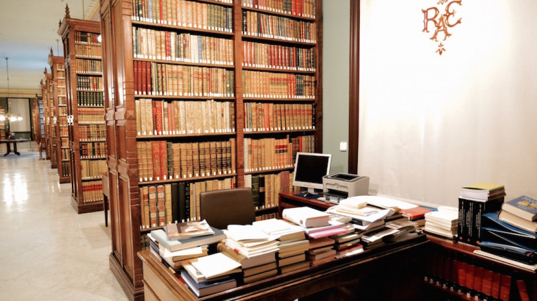 Mesa de trabajo de Emilio Lledó en la biblioteca académica.