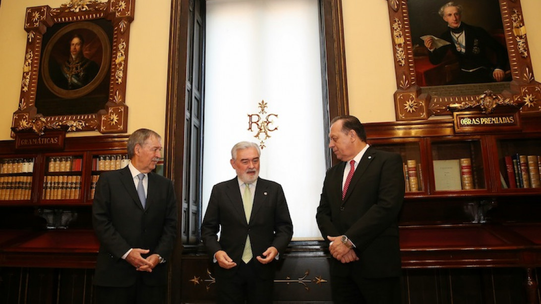 El director de la RAE con el ministro de Turismo y el gobernador de Córdoba.