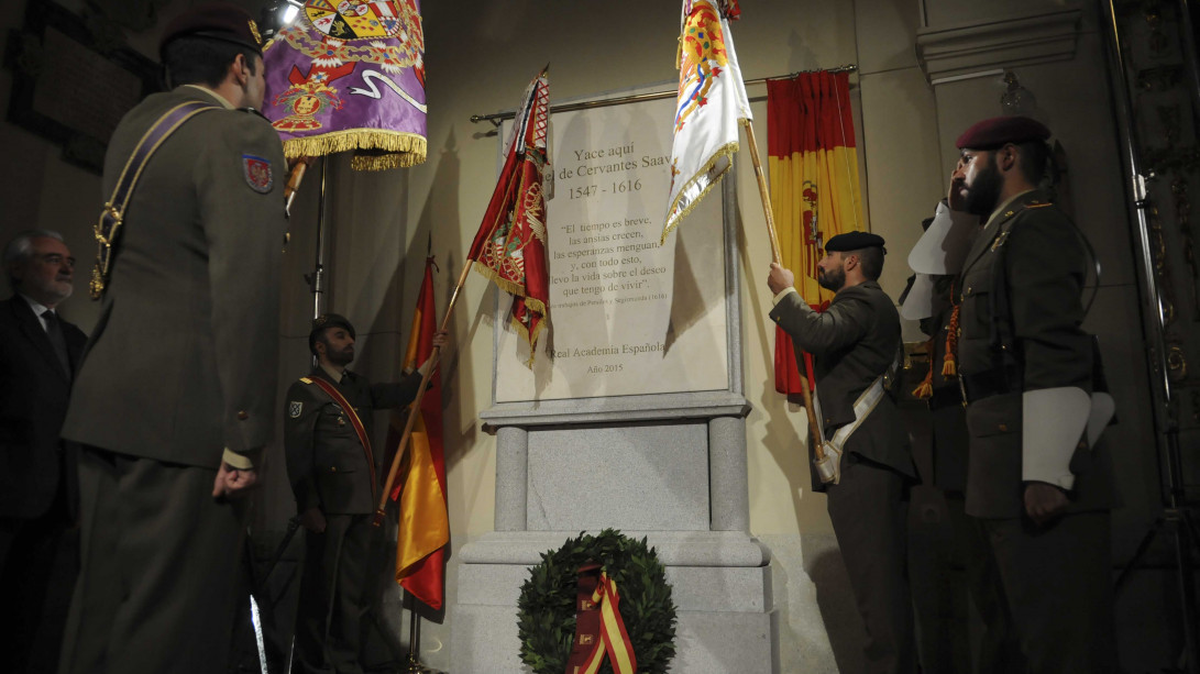 Al final de la ceremonia se colocó una corona de laurel en el monumento.