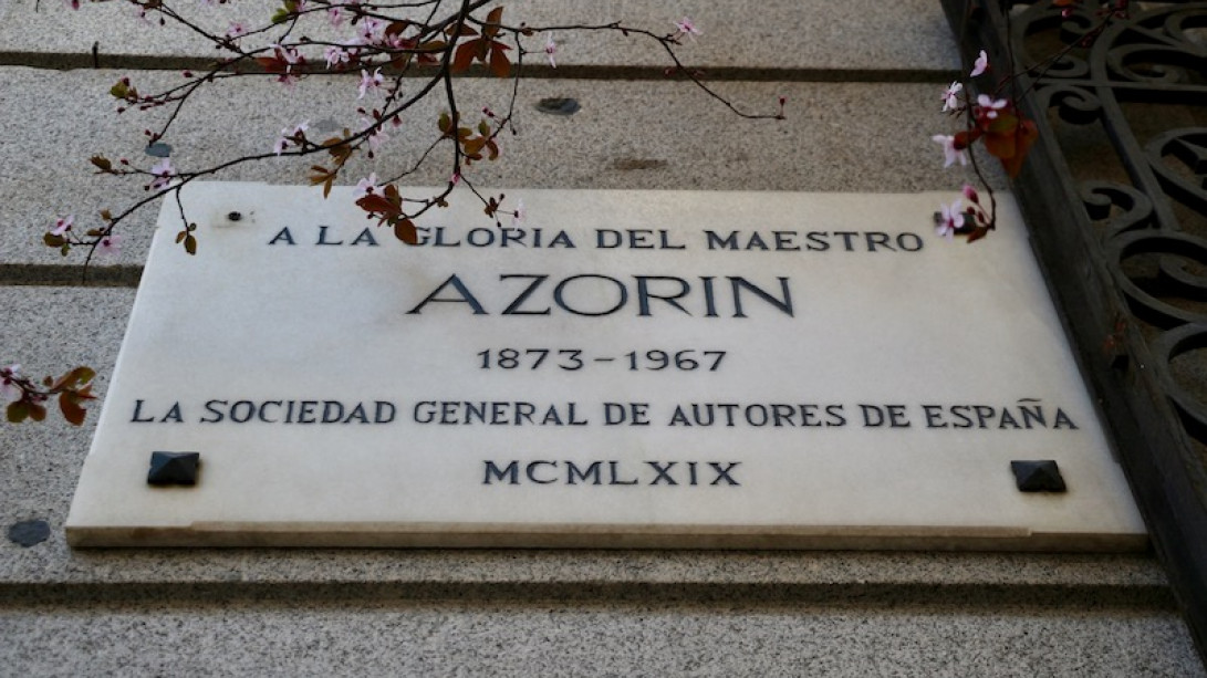Una placa recuerda que aquí vivió Azorín hasta su muerte.