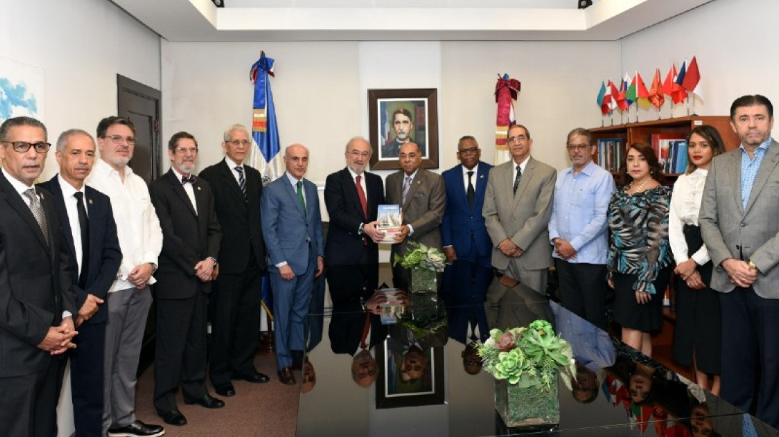 Muñoz Machado visitó el Tribunal Constitucional de República Dominicana, donde departió con su presidente, el magistrado Milton Ray Guevara (foto: Academia Dominicana de la Lengua)