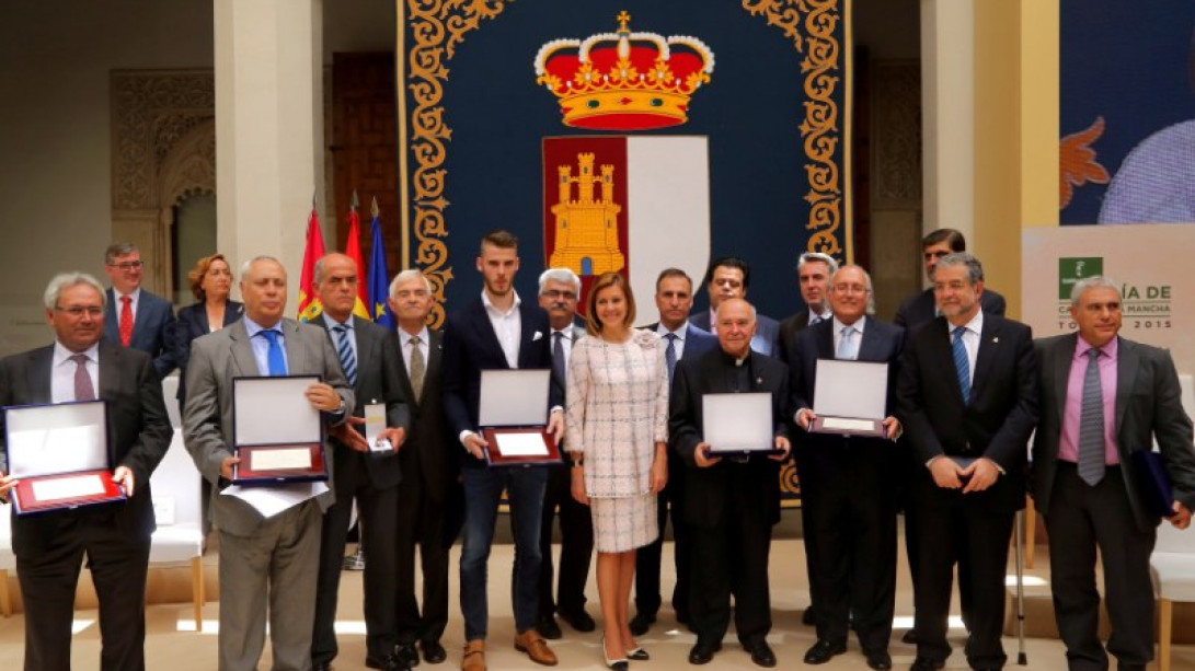 El vicedirector con la presidenta de Castilla-La Mancha y los demás premiados. Foto: Gobierno de Castilla-La Mancha