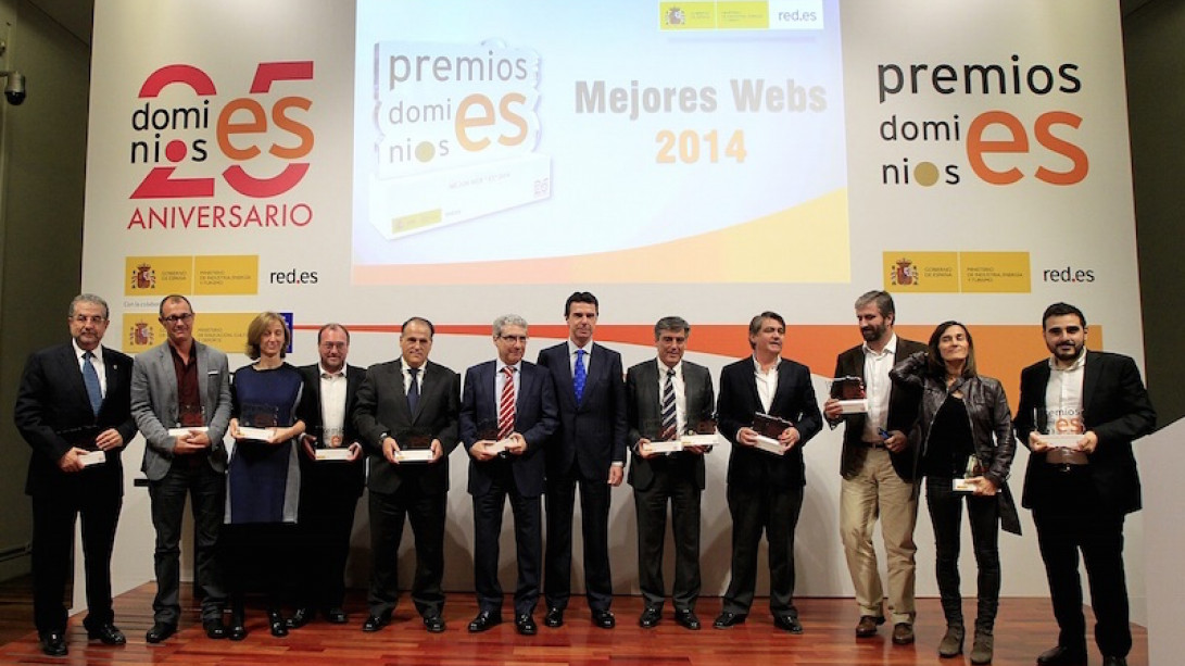 Los galardonados con los Premios Dominios.es 2014 con el ministro de Industria.