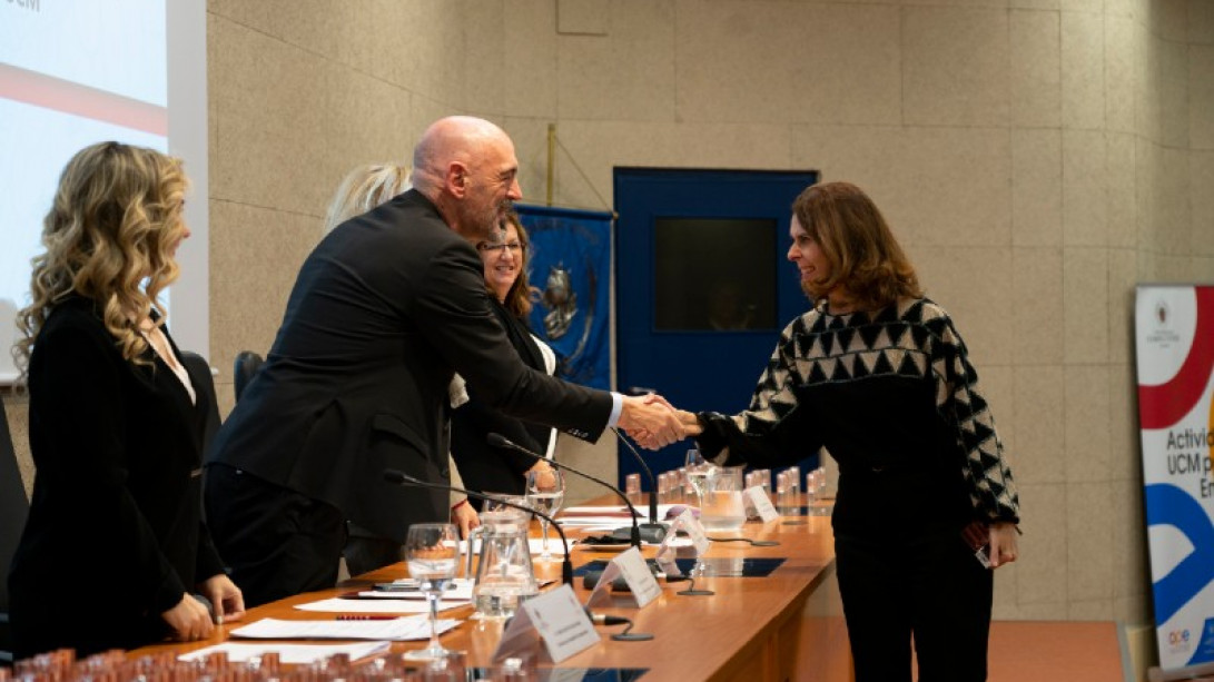 Covadonga de Quintana, responsable del Archivo de la RAE, recibe el reconocimiento por su programa de prácticas de mano del rector de la UCM, Joaquín Goyache Goñi (foto: RAE)