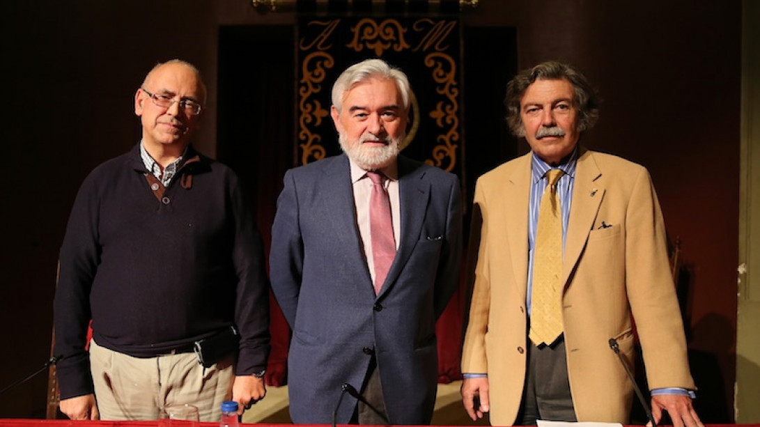 Darío Villanueva antes del inicio de la conferencia. De izquierda a derecha: Daniel Pacheco, Darío Villanueva y Antonio del Castillo.
