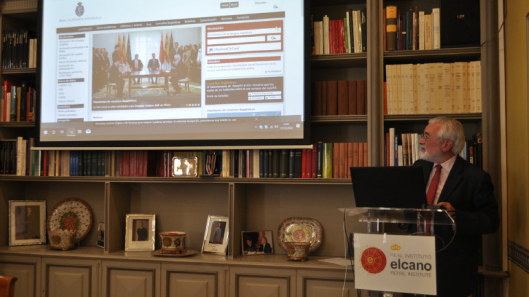 Darío Villanueva ha presentado Enclave RAE en el Real Instituto Elcano.