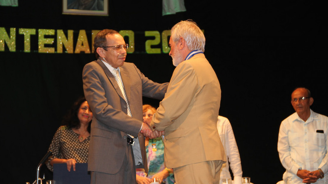 El presidente de la Asamblea entrega la condecoración a Darío Villanueva. 