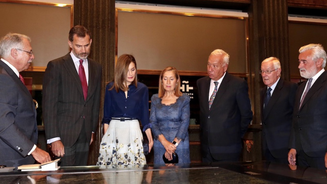 De izquierda a derecha: Cela Conde, los reyes de España, Ana Pastor, García-Margallo, García de la Concha y Darío Villanueva. © Casa de S.M. el Rey